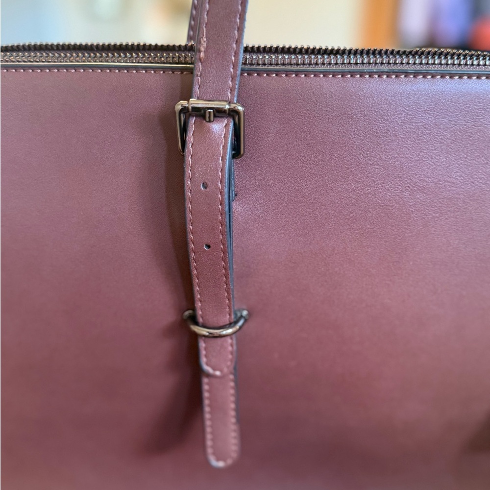 Elegant Brown Leather Tote Bag with Clean Lines - Picture 5 of 9